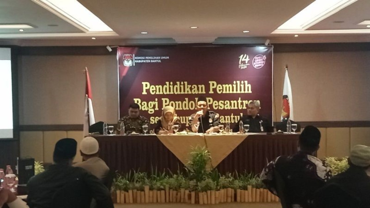 Sosialisasi pendidikan pemilih bagi santri pondok pesantren oleh KPU Kabupaten Bantul, Daerah Istimewa Yogyakarta. Rabu (22/11/2023) (ANTARA/Hery Sidik)