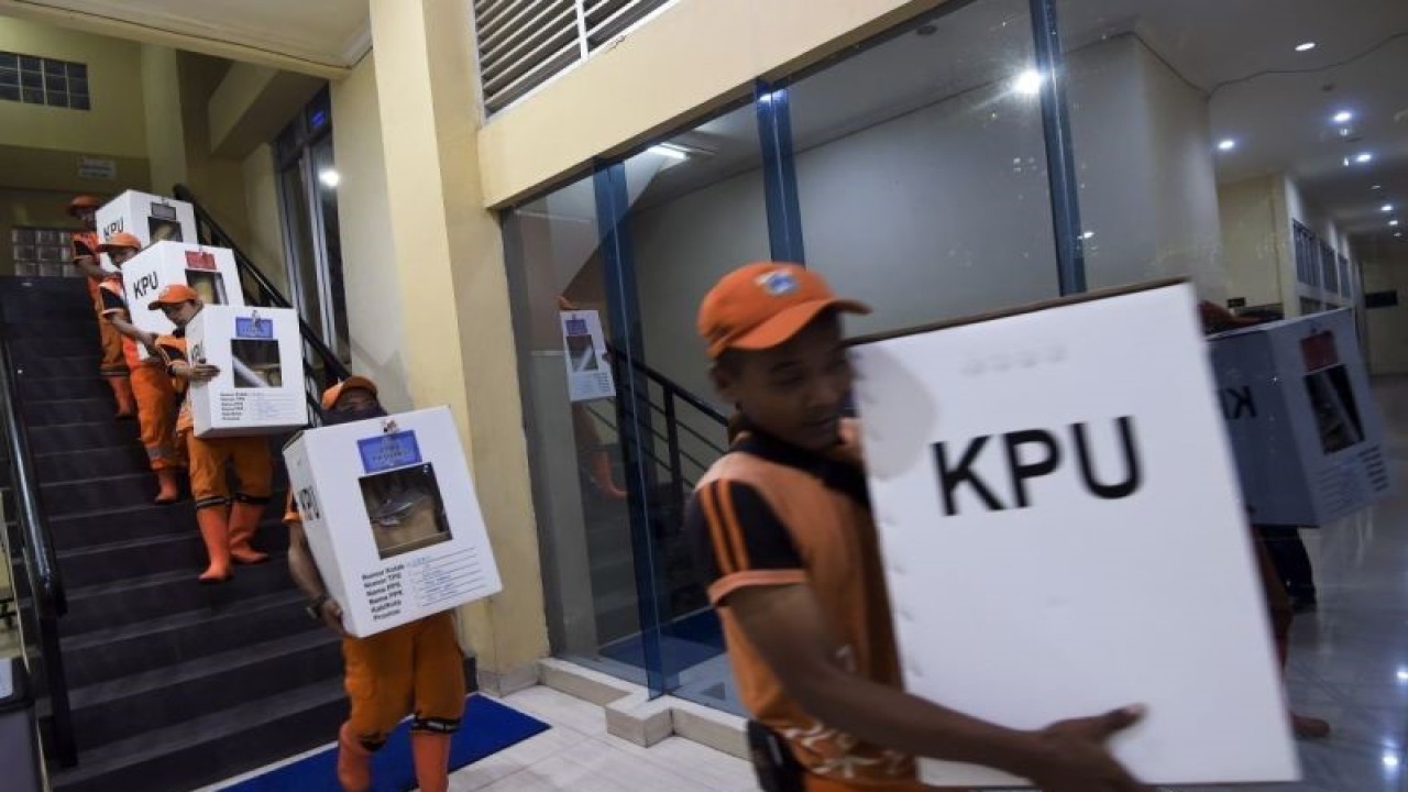 Arsip Foto - Petugas mengangkut logistik Pemilu yang akan didistribusikan ke kelurahan di gudang logistik KPU Jakarta Pusat, GOR Tanah Abang, Jakarta, Senin. (ANTARA FOTO/Galih Pradipta/pras.)
