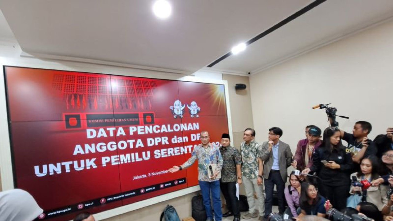 Ketua KPU RI Hasyim Asy'ari (kiri) bersiap menunjukkan Daftar Calon Tetap (DCT) Pemilu 2024 di Gedung KPU RI, Jakarta, Jumat (3/11/2023) ANTARA/Rivan Awal Lingga