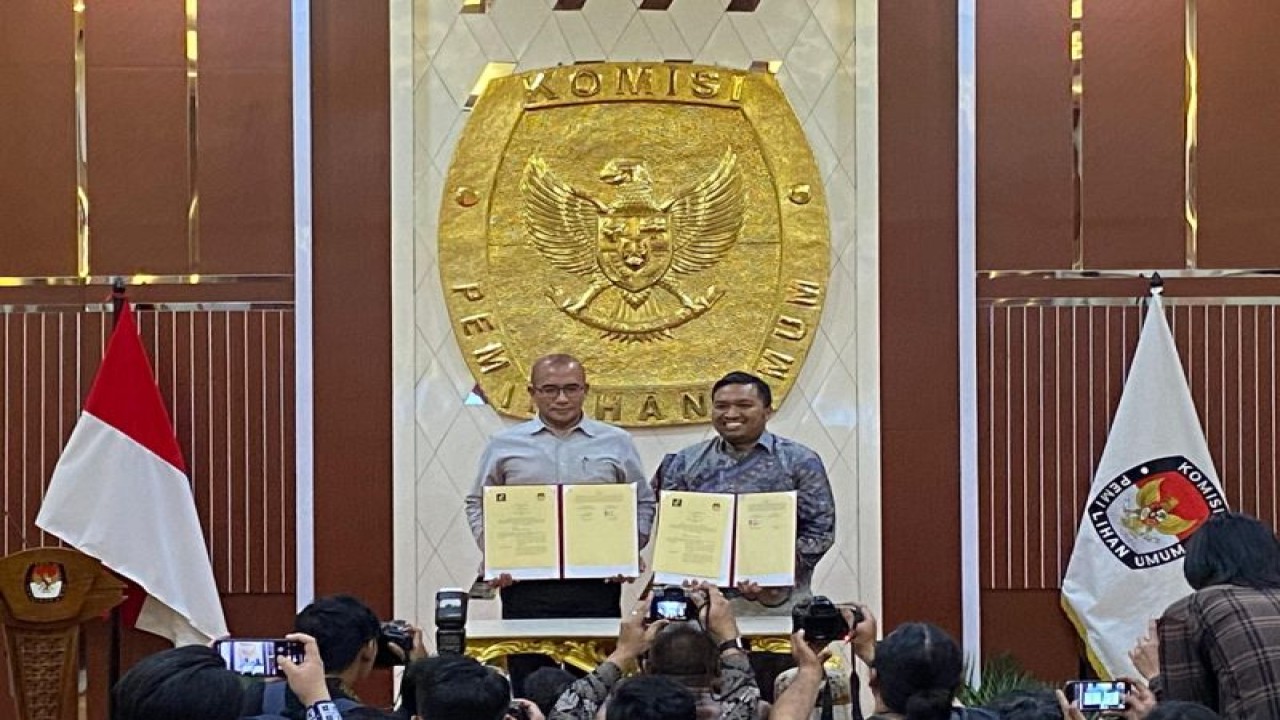 Komisi Pemilihan Umum (KPU) RI meneken nota kesepahaman kerja sama (MoU) dengan media sosial TikTok di Kantor KPU RI, Jakarta, Rabu (15/11/2023). (ANTARA/Fath Putra Mulya)