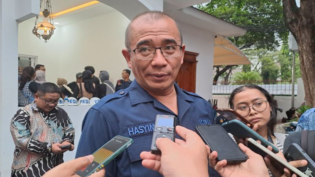 Ketua KPU RI Hasyim Asy'ari saat menjawab pertanyaan wartawan usai Deklarasi Kampanye Pemilu Damai Tahun 2024 di Gedung KPU RI, Jakarta, Senin (27/11/2023). (ANTARA/Aprillio Abdullah Akbar)