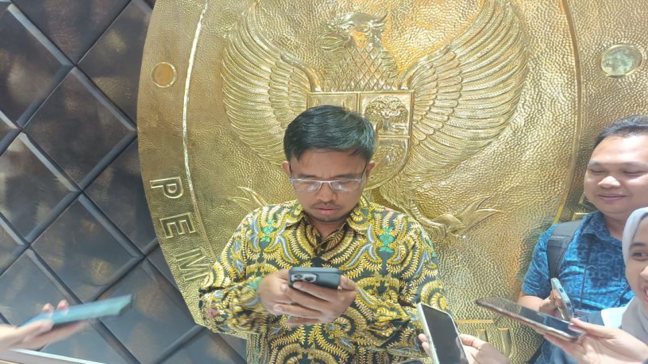 Anggota KPU RI Idham Holik memberikan keterangan pers di Kantor KPU RI, Jakarta, Rabu (29/11/2023). ANTARA/Donny Aditra