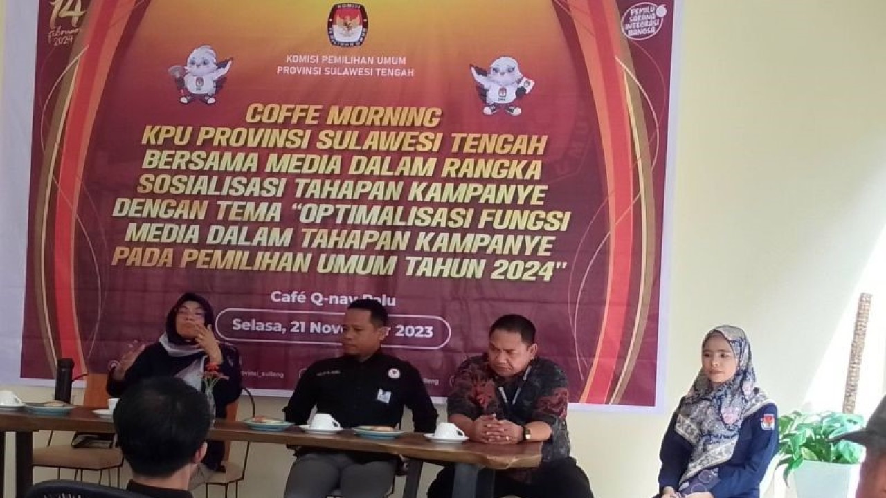 Anggota KPU Provinsi Sulawesi Tengah Nisbah menyampaikan sambutan pada giat "cofee morning" di Palu, Sulteng, Selasa (21/11/2023). ANTARA/Nur Amalia Amir