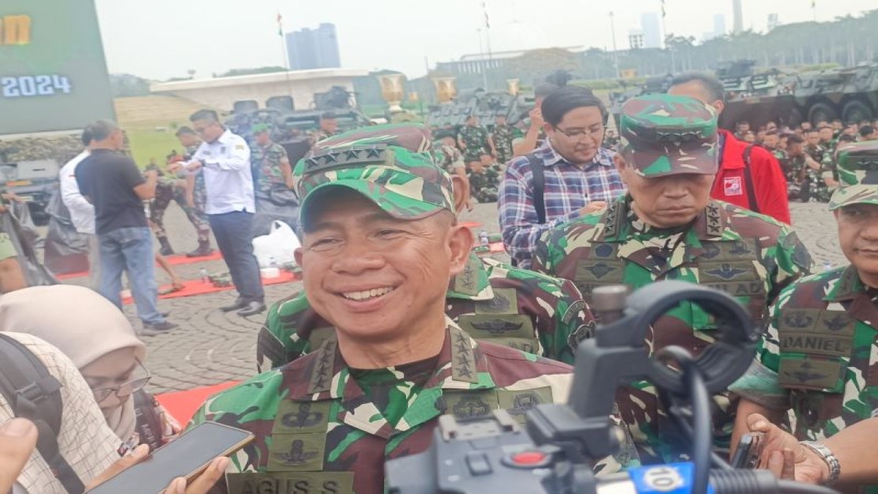 Kepala Staf Angkatan Darat (KSAD) Jenderal TNI Agus Subiyanto saat menjawab pers di Monas, Jakarta Pusat, Rabu (8/11/2023). ANTARA/Ilham Kausar