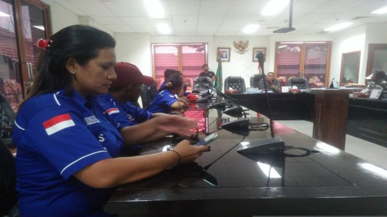 Ketua KSBSI Maluku Dimas Luanmase bersama puluhan anggotanya mendatangi gedung DPRD provinsi mendesak penetapan UMP 2024 antara 10 persen hingga 15 persen. (14/11) (ANTARA/daniel/)