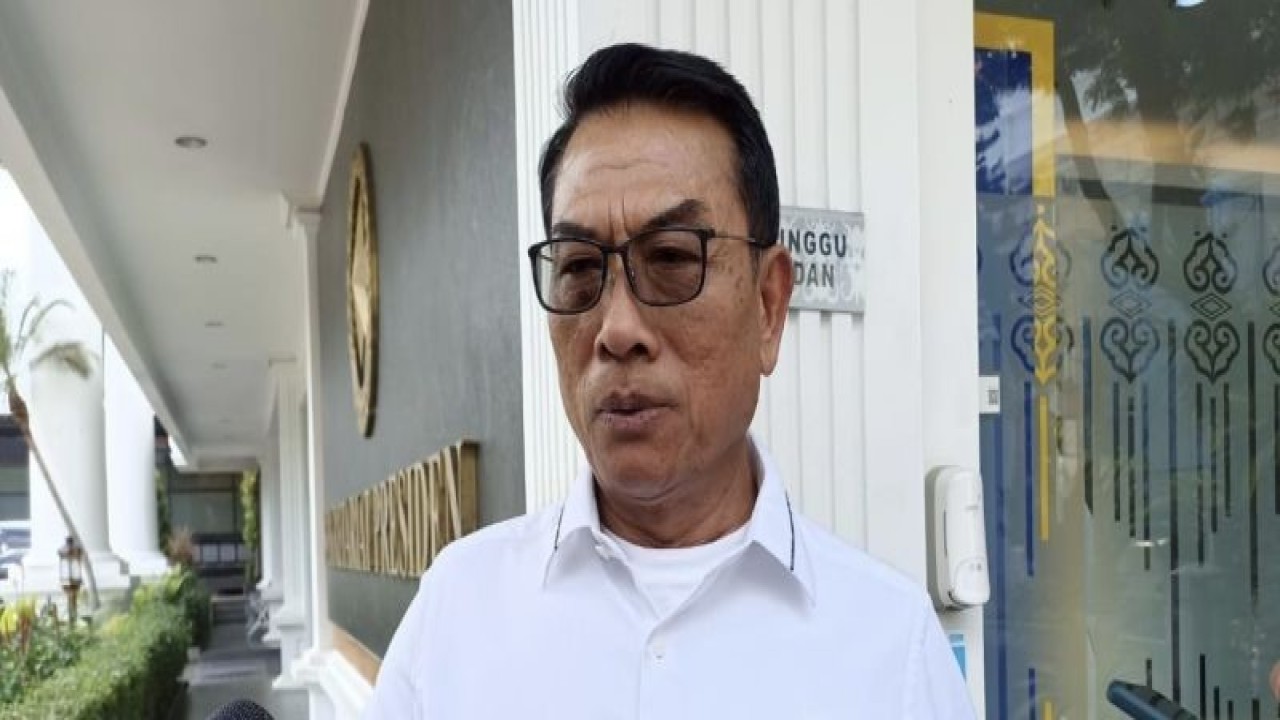 Kepala Staf Kepresidenan Moeldoko saat menyampaikan keterangan kepada wartawan di Istana Merdeka Jakarta, Senin (6/11/2023). (ANTARA/Indra Arief Pribadi).