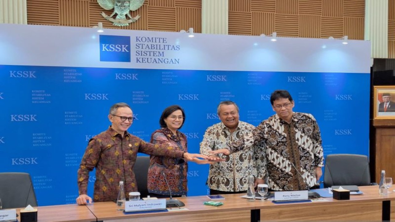 Komite Stabilitas Sistem Keuangan (KSSK) saat menyampaikan hasil rapat koordinasi ke-4 2023 di Jakarta, Jumat (3/11/2023). ANTARA/Bayu Saputra