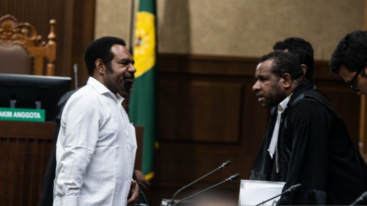 Mantan kepala dinas PUPR Papua Gerius One Yoman menjalani sidang dakwaan di PN Jakarta Pusat, Jakarta, Senin (13/11/2023). (ANTARA Foto/Bayu Pratama)