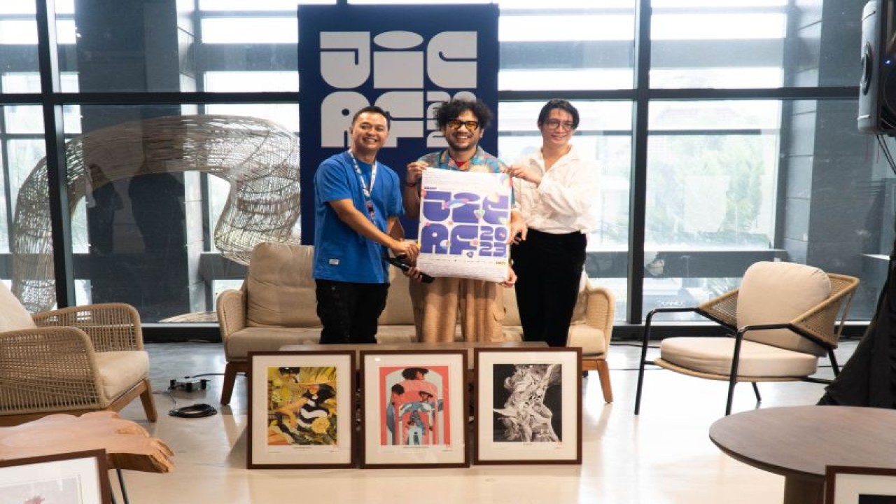 Musisi Kunto Aji berkolaborasi dengan seniman Antonio Reinhard menghadirkan visualisasi dalam bentuk karya seni lukis album "Pengantar Purifikasi Pikir" yang seluruh keuntungan penjualannya akan disumbangkan untuk Palestina. (ANTARA/HO/JICAF)