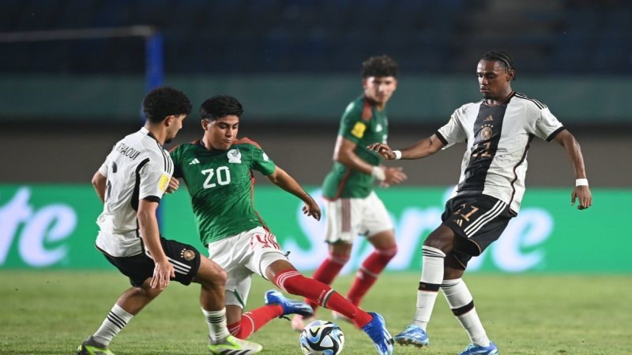 Pesepak bola Timnas Meksiko Francisco Valenzuela (kedua kiri) berusaha melewati hadangan pesepak bola Timnas Jerman Fayssal Harchaoui (kiri) dan Charles Herrmann (kanan) pada pertandingan fase Grup F Piala Dunia U-17 2023 di Stadion Si Jalak Harupat, Kabupaten Bandung, Jawa Barat, Minggu (12/11/2023). ANTARA FOTO/Wahyu Putro A/aww.