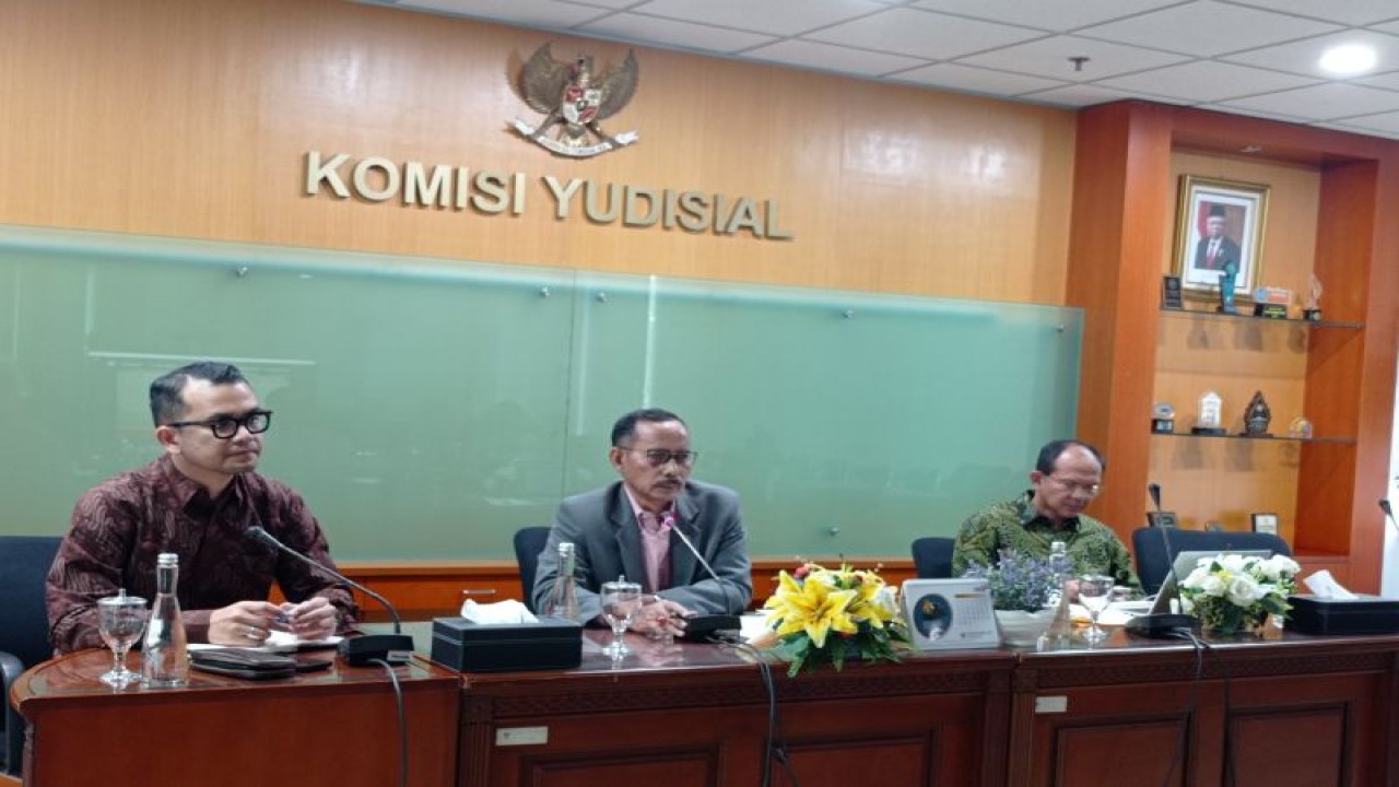 Ketua Bidang Pengawasan Hakim dan Investigasi KY Joko Sasmito (tengah) dalam konferensi pers di Gedung KY, Jakarta, Jumat (3/11/2023). (ANTARA/Sanya Dinda)