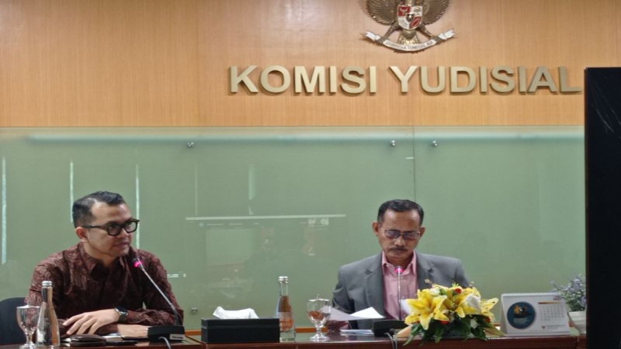 Ketua Bidang Pengawasan Hakim dan Investigasi Komisi Yudisial Joko Sasmito (kanan) dalam konferensi pers di Gedung KY, Jakarta, Jumat (3/11/2023). ANTARA/Sanya Dinda