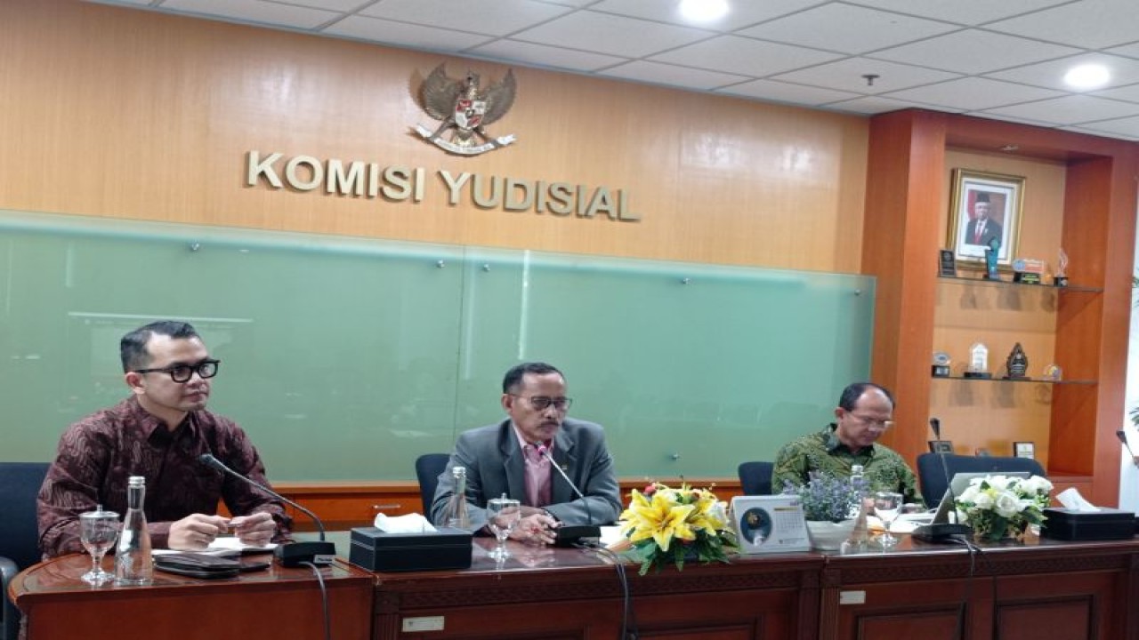 Ketua Bidang Pengawasan Hakim dan Investigasi KY Joko Sasmito (tengah) dalam konferensi pers di Gedung KY, Jakarta, Jumat (3/11/2023). (ANTARA/Sanya Dinda)
