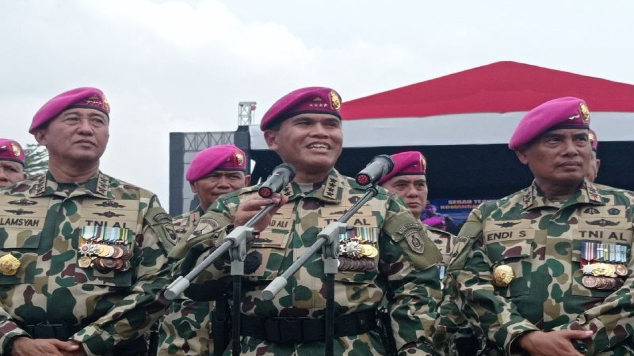 Kepala Staf Angkatan Laut (Kasal) Laksamana Muhammad Ali (tengah) usai upacara peringatan HUT Ke-78 Korps Marinir di Kesatrian Marinir Hartono di Jakarta, Rabu (15/11/2023). ANTARA/Sanya Dinda