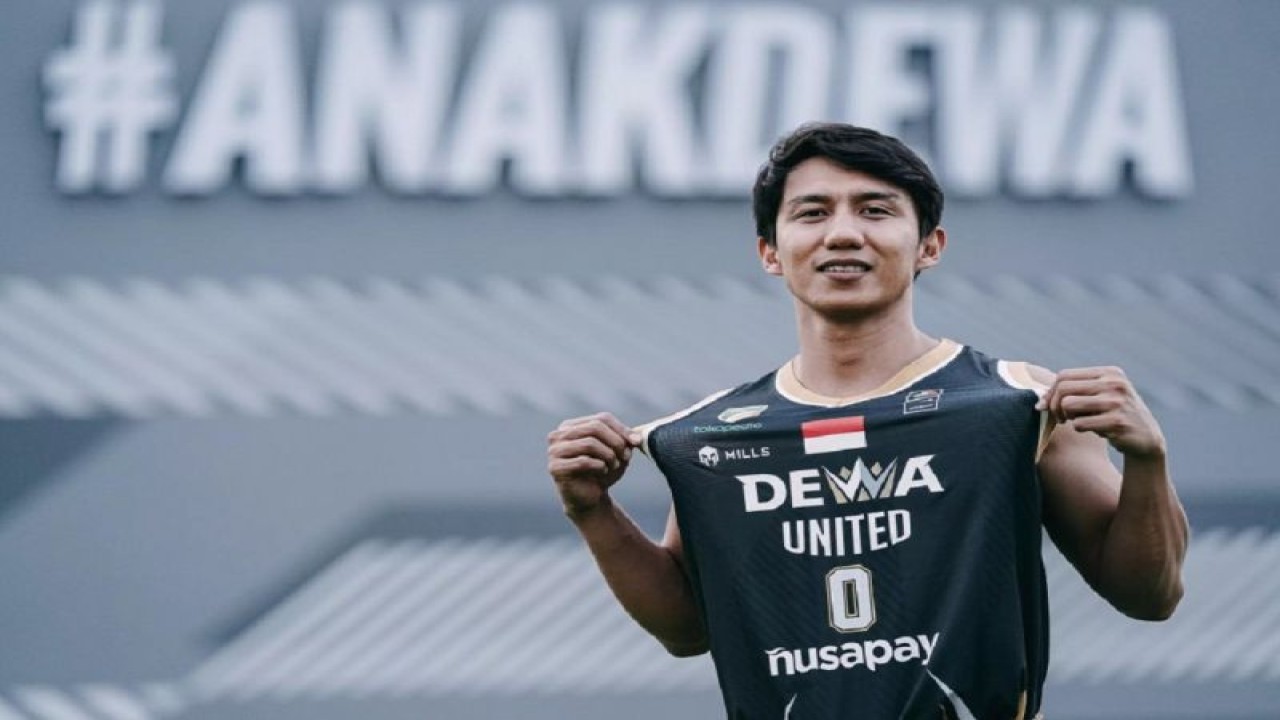 Pemain baru Dewa United Banten Hadrianus Lakudu. ANTARA/HO-IBL
