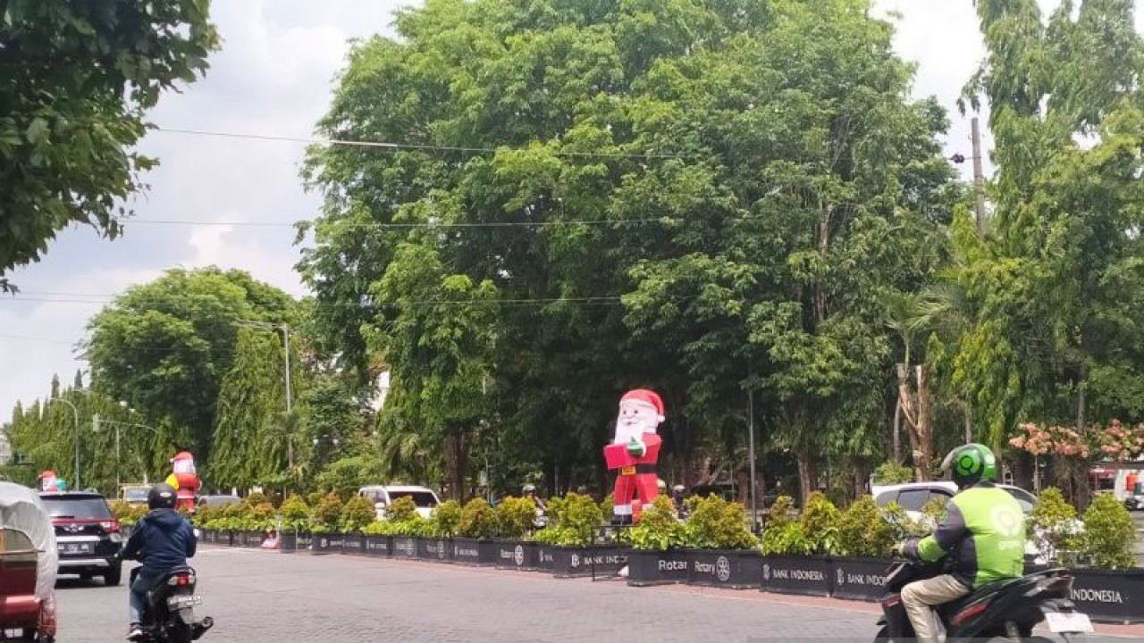 Lampion Sinterklas mulai terpasang di ruas Jalan Jenderal Sudirman Solo, Jawa Tengah, Selasa (28/11/2023). ANTARA/Aris Wasita