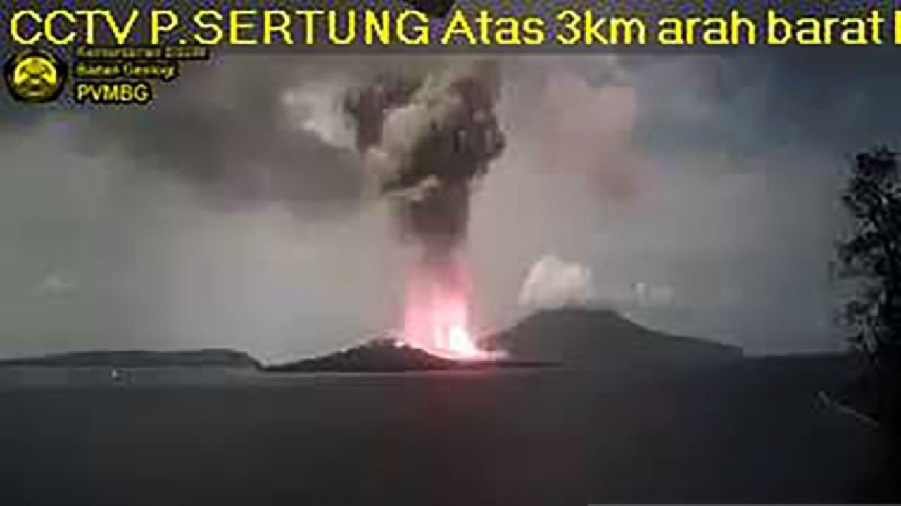 Gunung anak Krakatau di Lampung Selatan, Lampung, Minggu (26/11/2023). ANTARA/HO-CCTV BVMBG/aa. (Handout CCTV BVMBG)