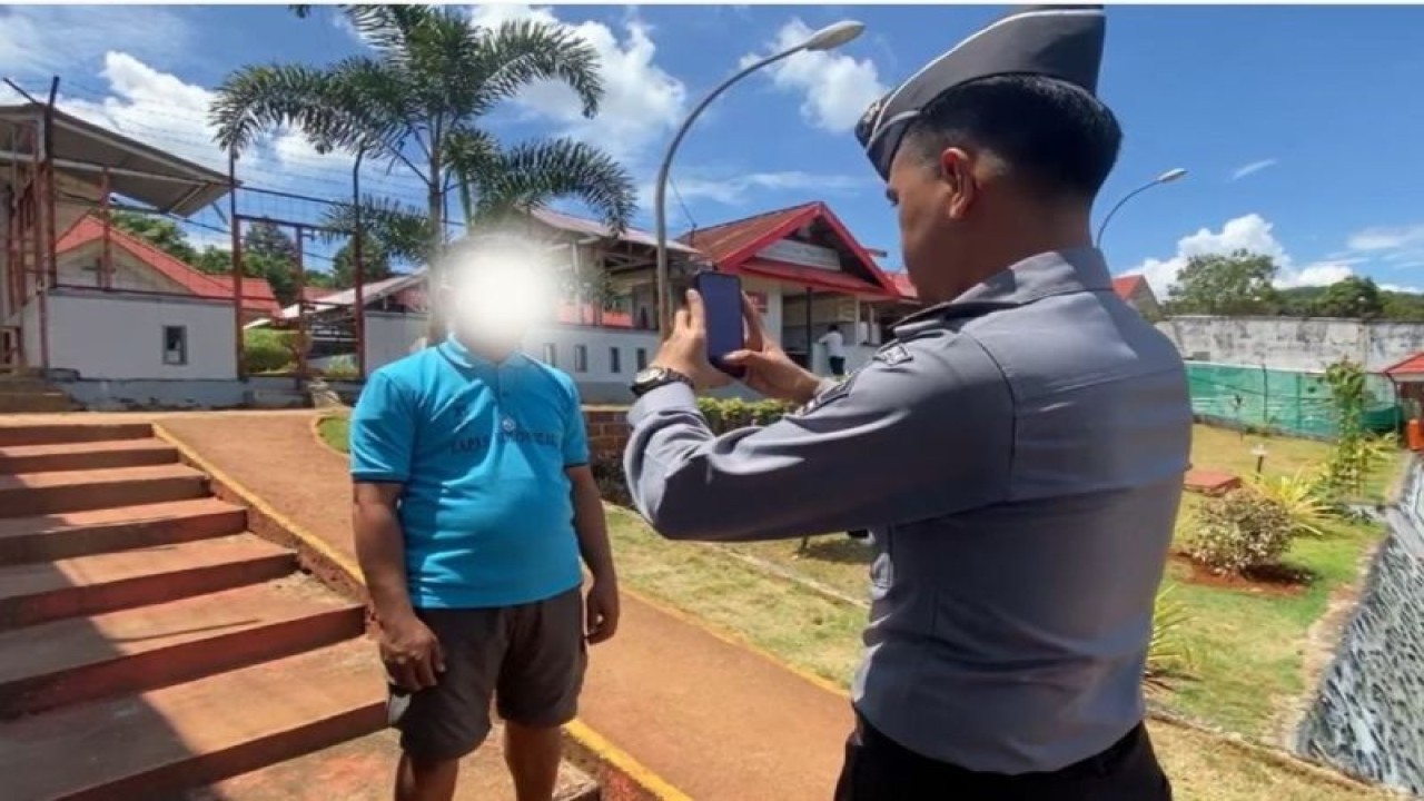 Petugas pemasyarakatan mengambil foto WBP yang melakukan pelanggaran tata tertib melalui sistem pengamanan E-Tilang kamtib di Morowali Utara, Kamis (16/11/2023). (ANTARA/HO-Humas Lapas Kolonodale)