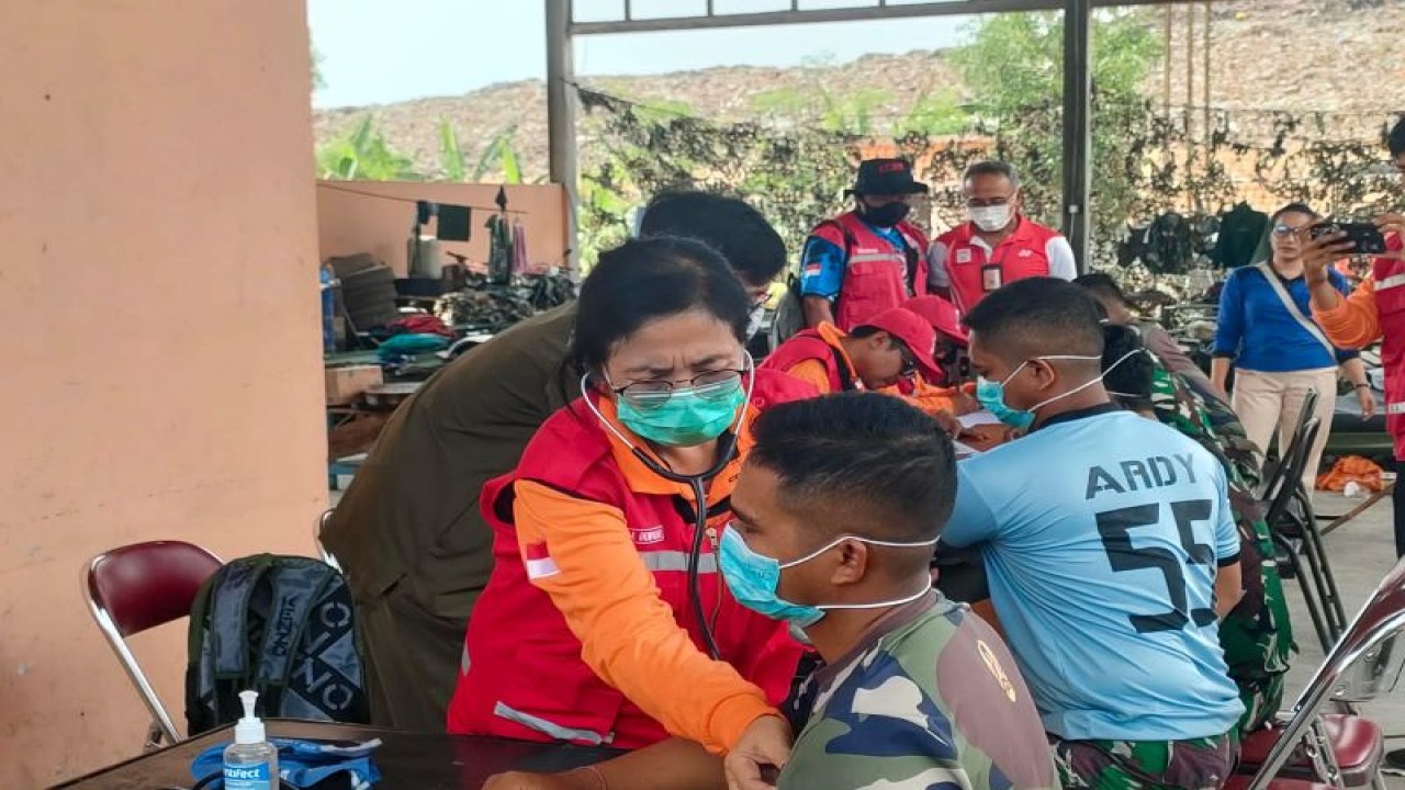 Petugas Dinas Kesehatan Kota Denpasar memberikan layanan kesehatan para petugas pemadam kebakaran TPA Suwung di Denpasar, Kamis (2/10/2023). ANTARA/HO-Pemkot Denpasar.
