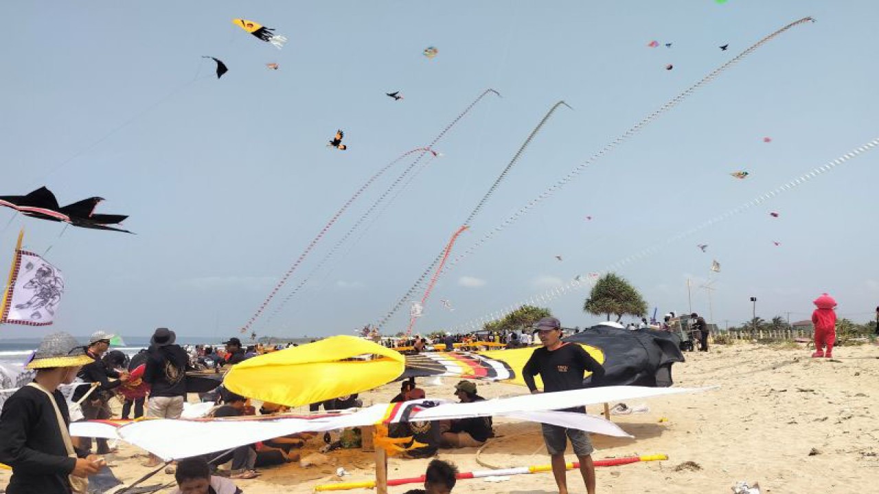 Suasana festival layang-layang di area Pantai Kalianda, Kabupaten Lampung Selatan, Provinsi Lampung, Sabtu (18/11/2023). (ANTARA/Riadi Gunawan)