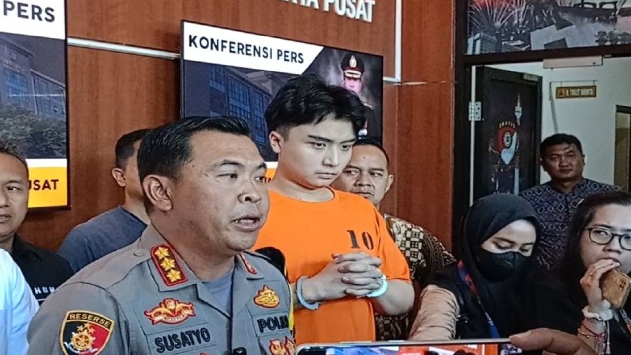 Kapolres Metro Jakarta Pusat Kombes Polisi Susatyo Purnomo Condro bersama dengan LD di Polres Metro Jakarta Pusat, Jumat (17/11/2023). ANTARA/Siti Nurhaliza