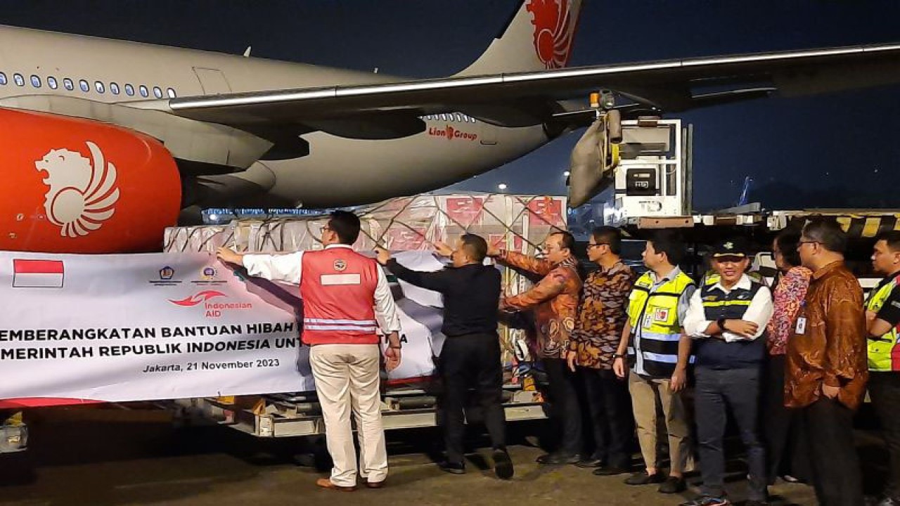 Pemerintah Indonesia melalui Lembaga Dana Kerja Sama Pembangunan Internasional (LDKPI) kembali menyalurkan bantuan kemanusiaan berupa obat-obatan dan perlengkapan medis senilai US 2 juta dolar untuk warga Palestina melalui Terminal Bandara Internasional Soekarno Hatta, Tangerang, Banten. (Azmi Samsul Maarif)
