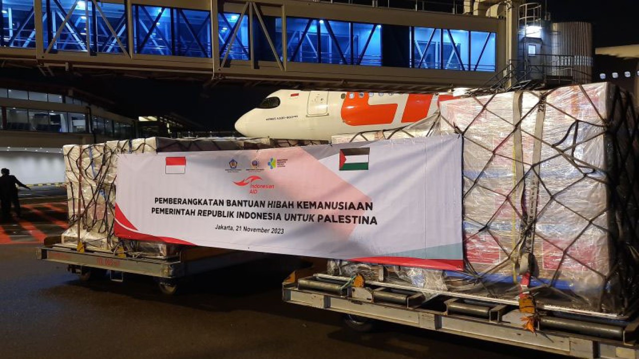 Ilustrasi-Pemerintah Indonesia melalui Lembaga Dana Kerja Sama Pembangunan Internasional (LDKPI) kembali menyalurkan bantuan kemanusiaan berupa obat-obatan dan perlengkapan medis senilai US 2 juta dolar untuk warga Palestina melalui Terminal Bandara Internasional Soekarno Hatta, Tangerang, Banten pada Rabu dinihari (22/11). (Azmi Samsul Maarif)
