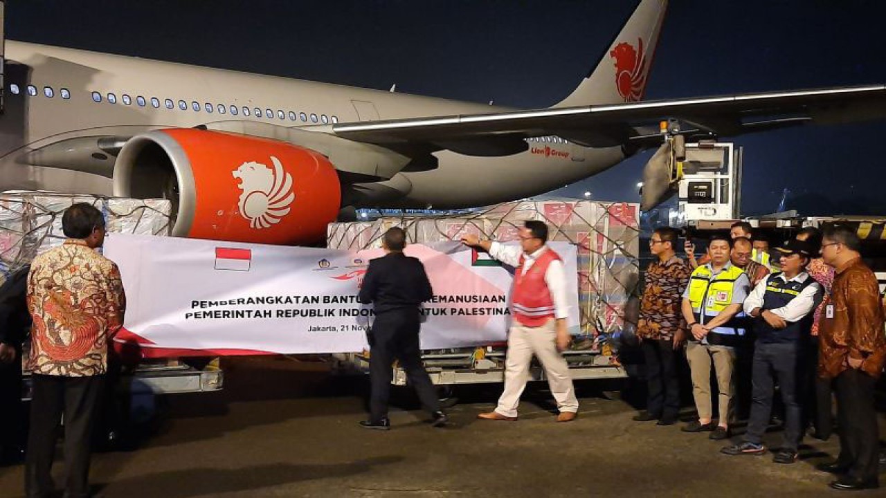 Pemerintah Indonesia melalui Lembaga Dana Kerja Sama Pembangunan Internasional (LDKPI) kembali menyalurkan bantuan kemanusiaan berupa obat-obatan dan perlengkapan medis senilai US 2 juta dolar untuk warga Palestina melalui Terminal Bandara Internasional Soekarno Hatta, Tangerang, Banten pada Rabu dinihari (22/11). (Azmi Samsul Maarif)