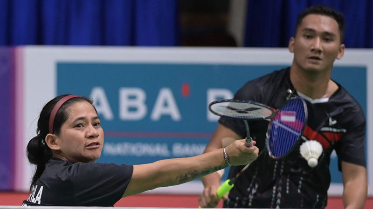 Pasangan pebulu tangkis ganda campuran Indonesia Leani Ratri Oktila (kiri) dan Hikmat Ramdani (kanan) mengembalikan kok ke arah Fredy Setiawan dan Khalimatus Sadiyah dalam pertandingan all Indonesian final ganda campuran SL3-SU5 ASEAN Para Games 2023 di Morodoc Techo Badminton Hall, Phnom Penh, Kamboja, Jumat (9/6/2023). Indonesia juara umum cabang olahraga bulu tangkis di ASEAN Para Games 2023 dengan meraih 13 medali emas, sembilan perak dan delapan perunggu. ANTARA FOTO/Zabur Karuru/nym.