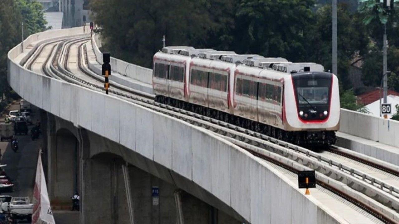 Arsip Foto - Kereta ringan atau Light Rail Transit (LRT) rute Velodrome-Kelapa Gading memasuki Stasiun Velodrome Jakarta, Senin (25/2/2019). ANTARA FOTO/Rivan Awal Lingga/ama/aa.