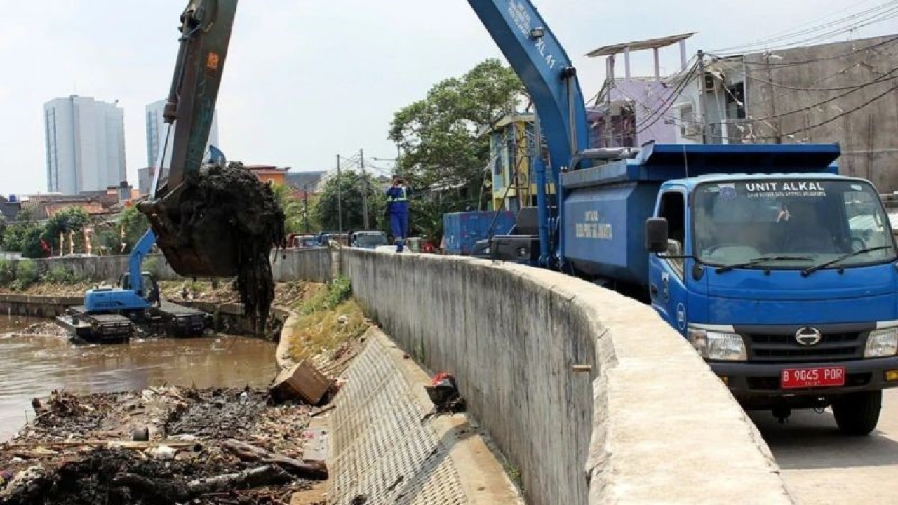 Petugas mengoperasikan alat berat untuk menyelesaikan proyek normalisasi Kali Ciliwung di Kampung Melayu, Jakarta Timur, Senin (6/11/2023). ANTARA FOTO/Lifia Mawaddah Putri/sgd/tom/aa.