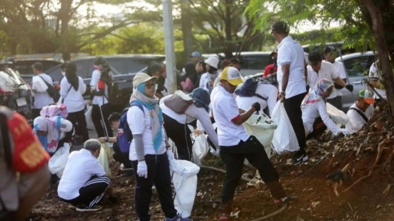 Sekitar 600 orang yang terdiri atas ASN, Penyediaan Jasa Lainnya Perorangan (PJLP), tenaga ahli, pelajar dan masyarakat menggelar kerja bakti mitigasi risiko banjir di Kali Adem, Jalan Pluit Karang Asri, Pluit, Penjaringan, Jakarta Utara, Minggu (19/11/2023). ANTARA/HO-Kominfotik Jakarta Utara/aa.