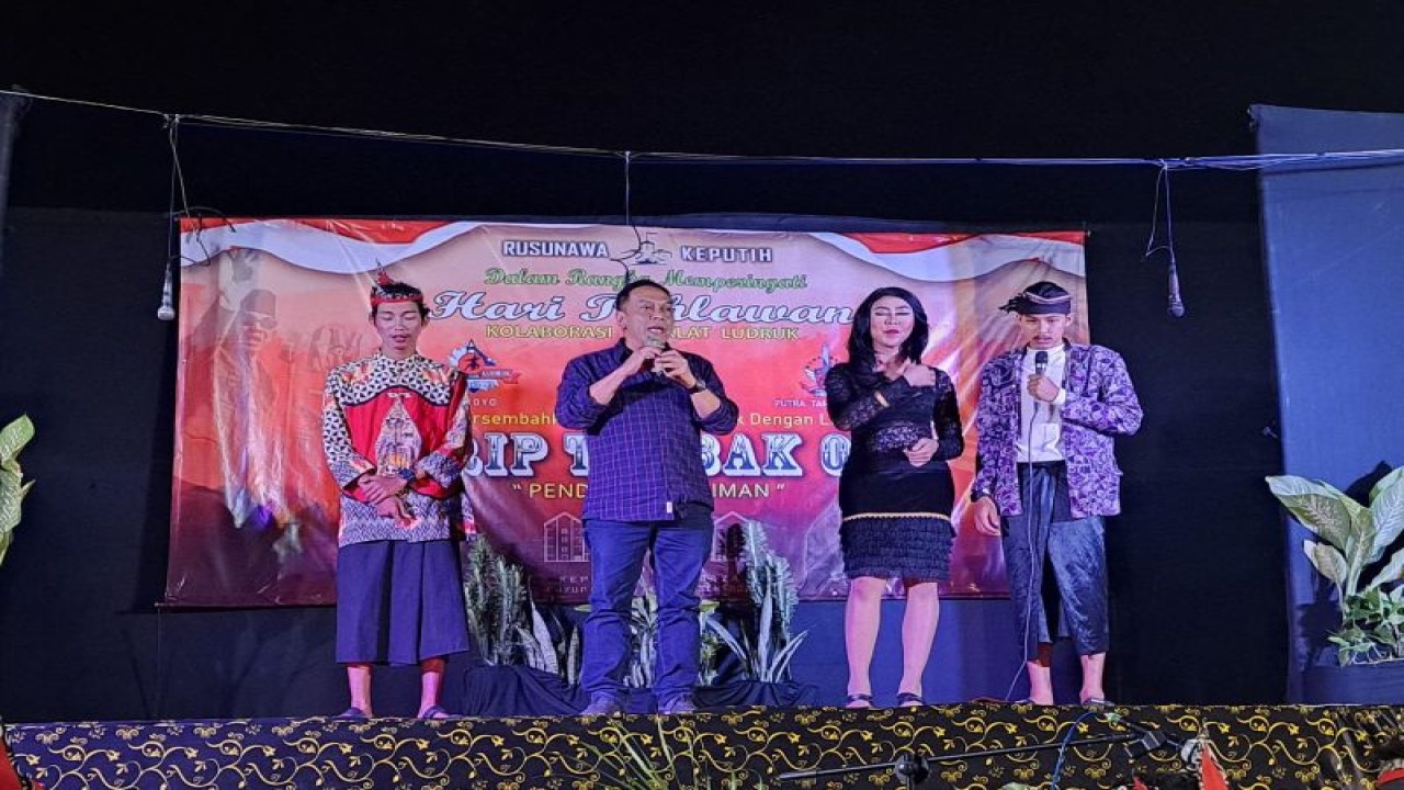 Wakil Ketua Komisi B DPRD Surabaya Anas Karno (dua dari kiri) saat memberikan sambutan di acara kesenian ludruk di perkampungan Kota Surabaya belum lama ini. (ANTARA/HO-DPRD Surabaya)