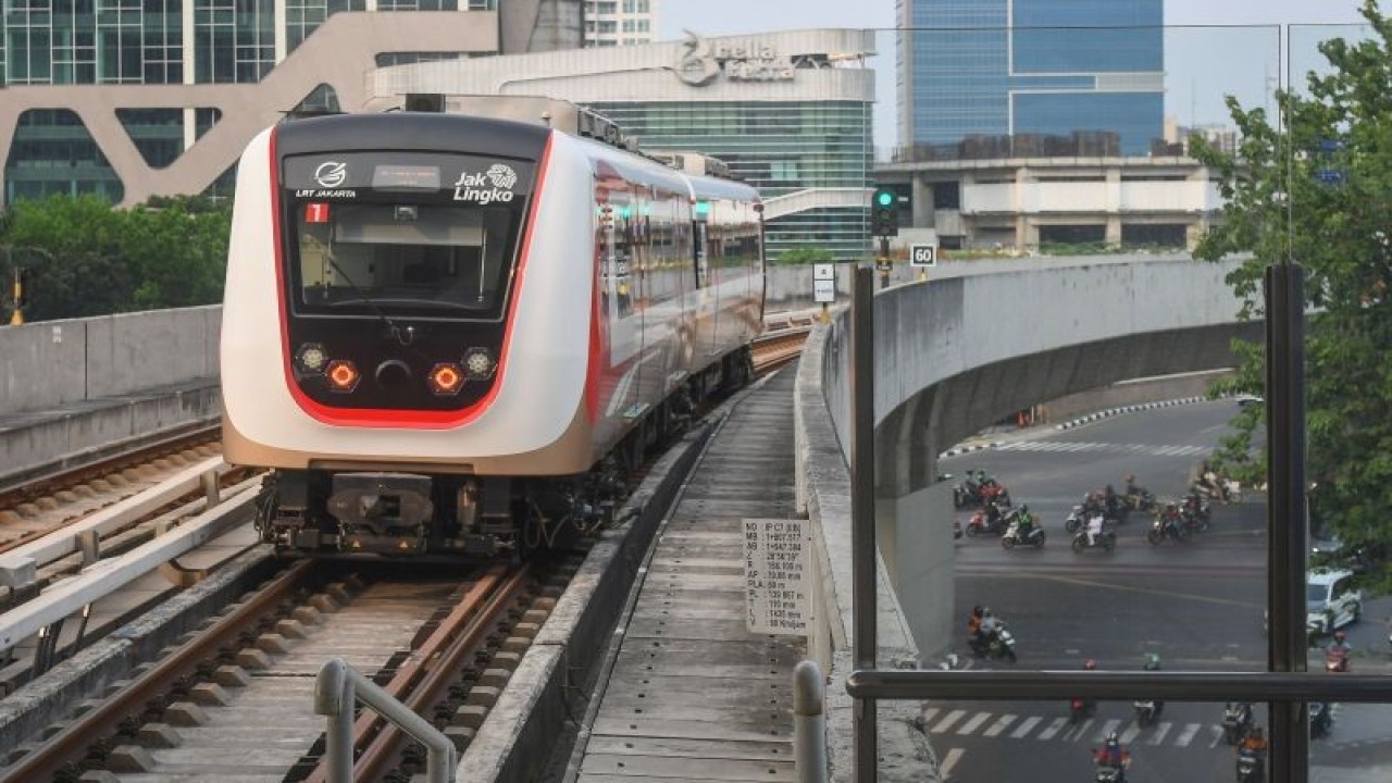 Kereta Lintas Raya Terpadu (LRT) Jakarta melintas menuju Stasiun Velodrome di Rawamangun, Jakarta, Selasa (24/102023). ANTARA FOTO/Aditya Pradana Putra/foc.