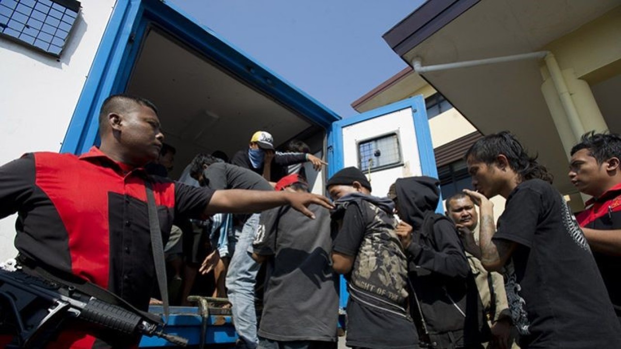 Arsip Foto - Sejumlah preman yang diamankan pada Operasi Cipta Kondisi di Kawasan Tanjung Priok diperlihatkan di Polres Pelabuhan Tanjung Priok, Jakarta, Selasa (23/9/2014). ANTARA FOTO/Wahyu Putro A/mes/aa.