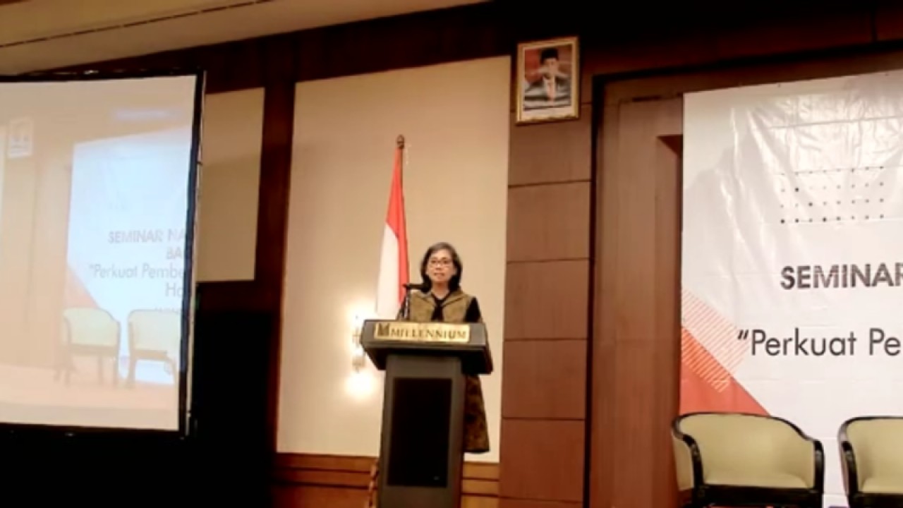 Deputi Bidang Kesetaraan Gender KemenPPPA Lenny N Rosaline dalam seminar nasional literasi hukum bagi perempuan, bertajuk "Perkuat Pemberdayaan dan Perlindungan Hak Perempuan", di Jakarta, Senin (13/11/2023). (ANTARA/ Anita Permata Dewi)
