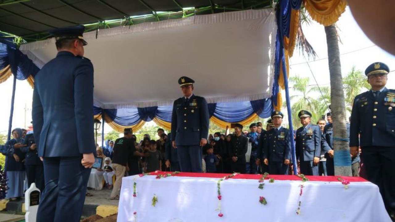 Prosesi pemakaman secara militer terhadap Letkol Penerbang (Anumerta) Yuda A. Seta, korban kecelakaan dua pesawat Super Tucano di Taman Makam Pahlawan Kota Madiun, Jawa Timur, Jumat (17/11/2023). Tiga korban lainnya dimakamkan di Malang. ANTARA/Louis Rika