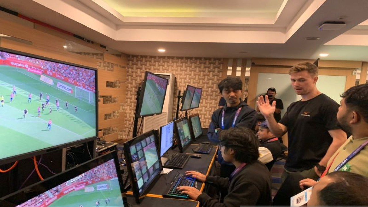 PT LIB menggelar pelatihan penggunaan video assistant referee (VAR) terhadap calon replay operator di Liga 1 Indonesia. ANTARA/Mario Sofia Nasution