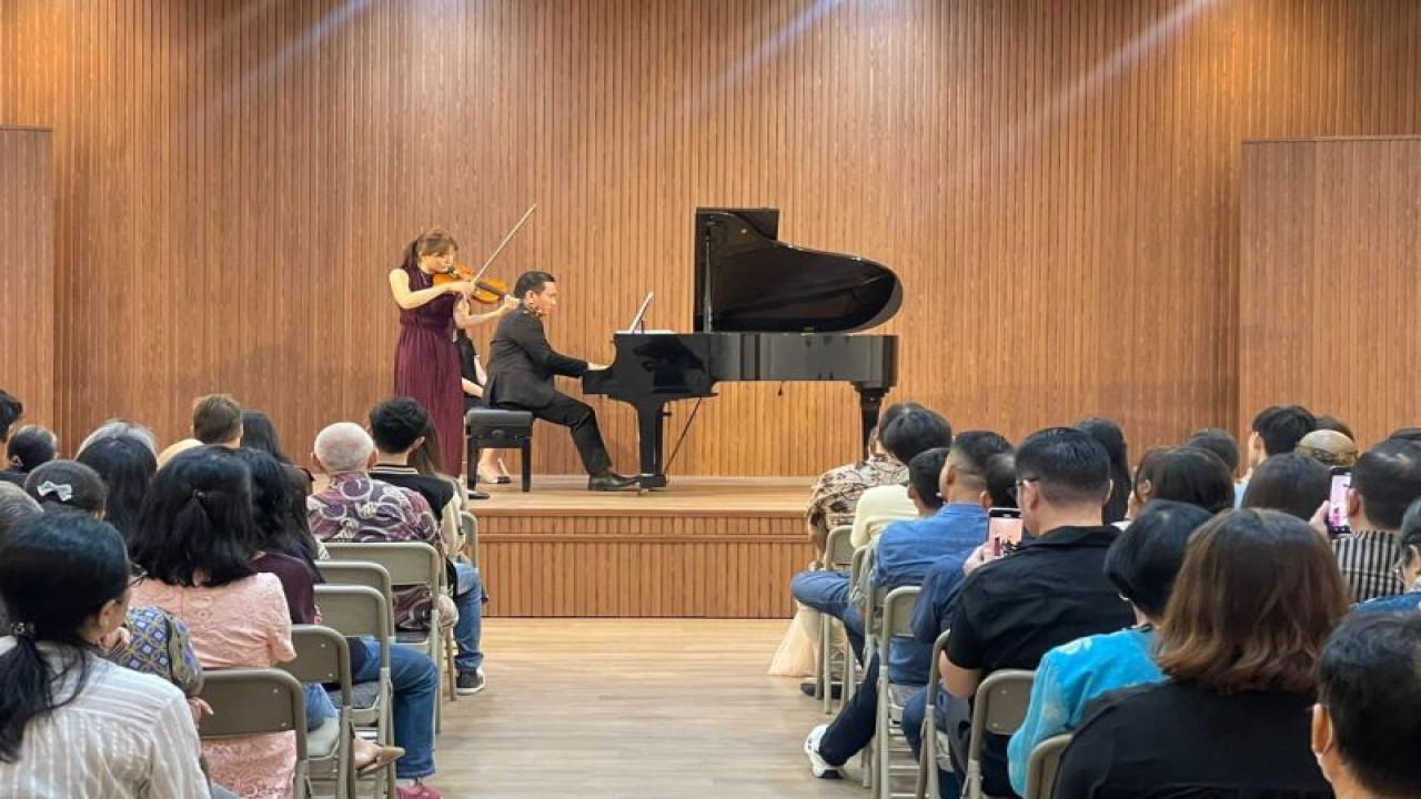 Violinis muda asal Surabaya Lidya Lukito dan pianis Jonathan Chistian Turangan tampil elegan di Amadeo Hall Surabaya belum lama ini. (ANTARA/HO-Dok. Lydia)