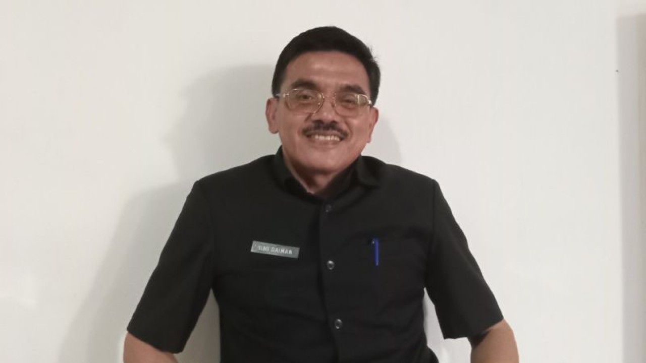 Kepala DKUKMPP Kota Cirebon Iing Daiman saat memberikan keterangan di Cirebon, Jawa Barat. (ANTARA/Fathnur Rohman)