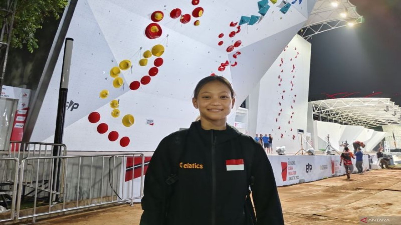 Atlet panjat tebing Lintang Cahyani Sukma di venue IFSC Asian Qualifiers 2023 di Gelora Bung Karno, Senayan, Jakarta, Kamis (9/11/2023). ANTARA/Nadia Putri Rahmani