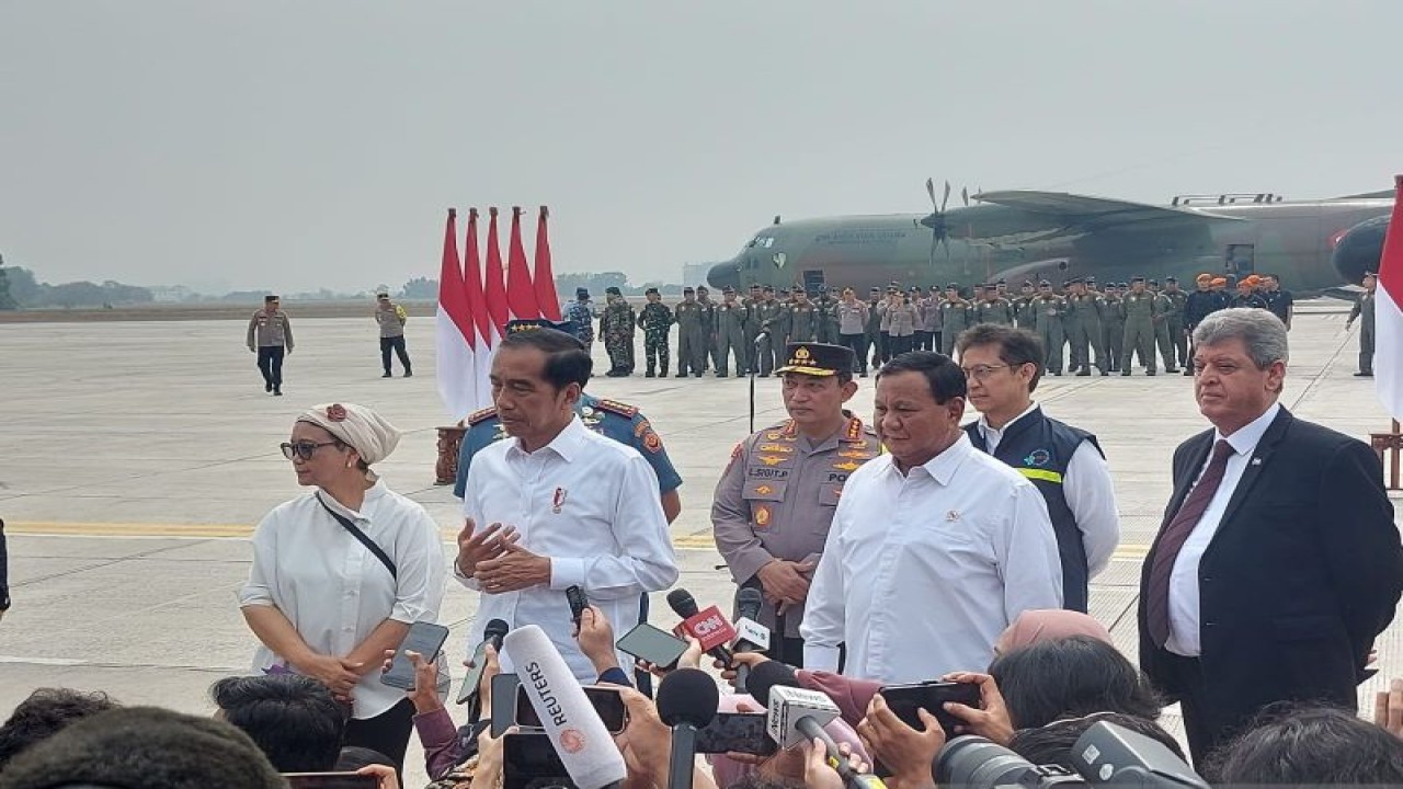 Kapolri Jenderal Pol. Listyo Sigit Prabowo turut mendampingi Presiden Joko Widodo dalam melepas keberangkatan bantuan kemanusiaan Pemerintah RI untuk warga Palestina di Bandara Halim Perdanakusuma, Jakarta Timur, Sabtu (4/11/2023). (ANTARA/Andi Firdaus)