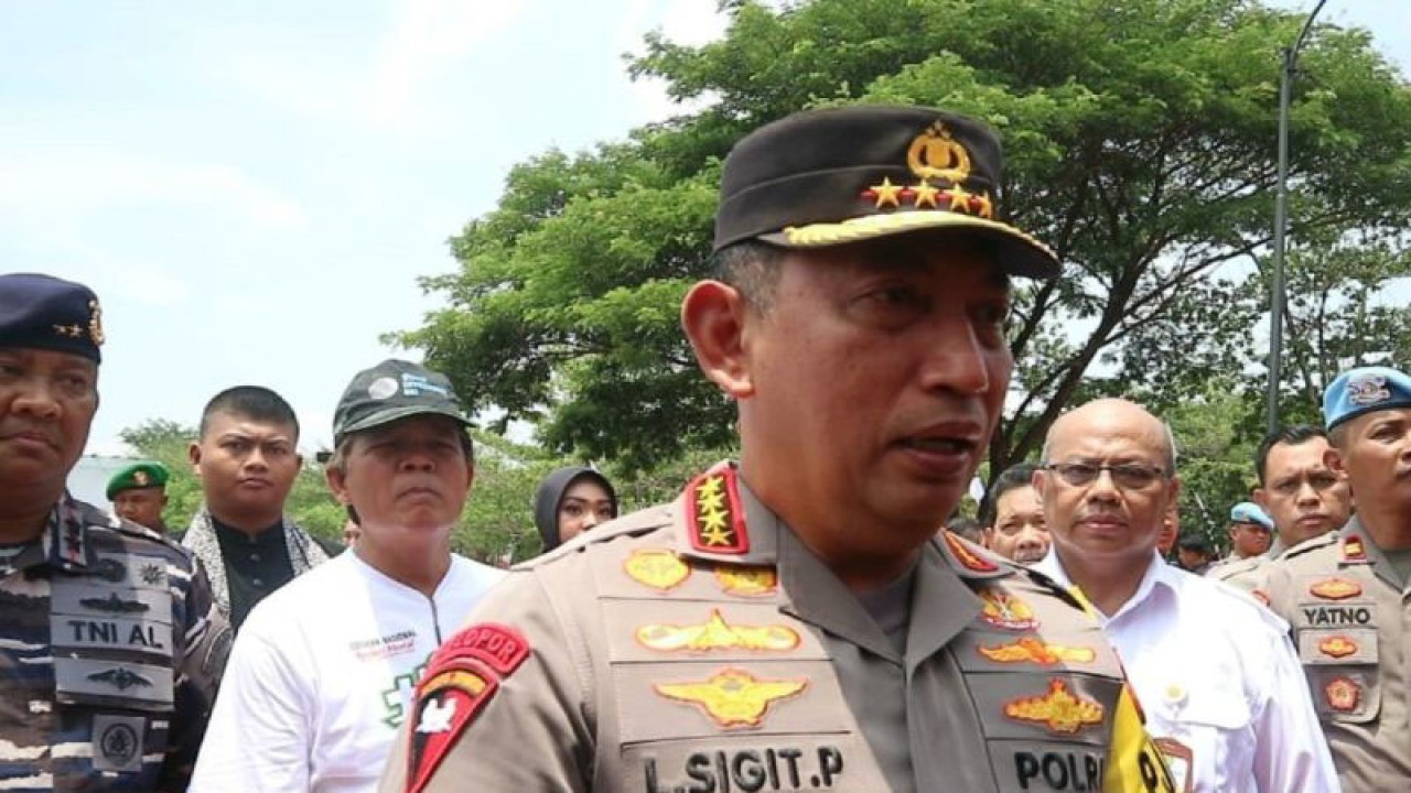 Kapolri Jenderal Polisi Listyo Sigit Prabowo memberikan keterangan pers usai menghadiri kegiatan peluncuran penanaman 10 juta bibit pohon di kawasan GOR Pangeran Timoer Caruban, Kabupaten Madiun, Jawa Timur, Rabu (15/11/2023). ANTARA/Louis Rika