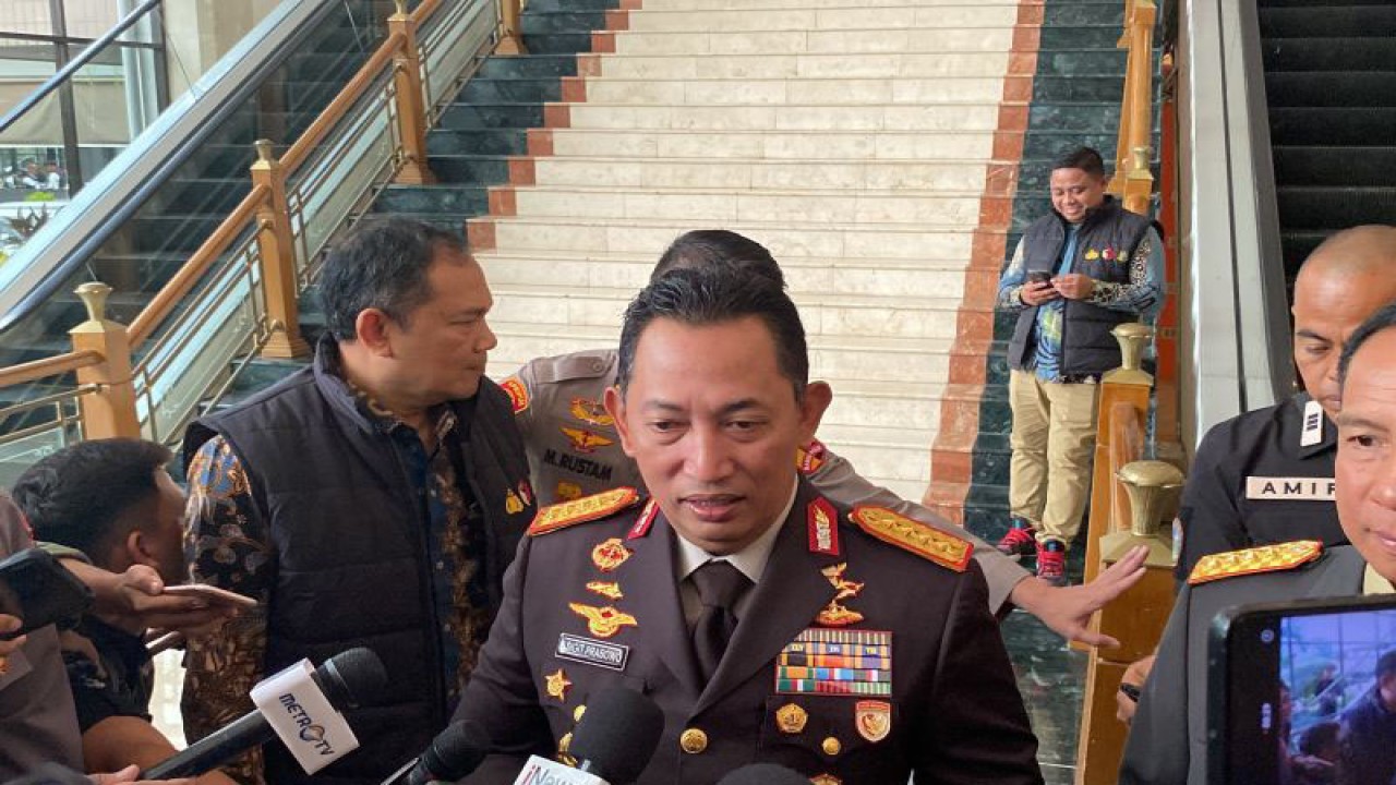 Kepala Kepolisian Republik Indonesia (Kapolri) Jenderal Pol Listyo Sigit Prabowo ditemui usai Rapat Koordinasi Nasional (Rakornas) Sentra Penegakan Hukum Terpadu (Gakkumdu) di Jakarta, Senin (27/11/2023). (ANTARA/Fath Putra Mulya)