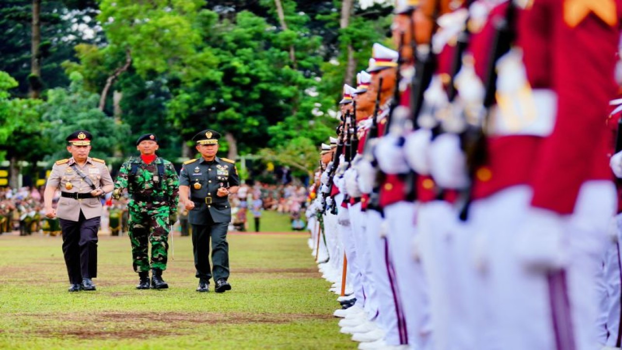 Kapolri Jenderal Pol. Listyo Sigit Prabowo dan Panglima TNI Jenderal TNI Agus Subiyanto menghadiri acara wisuda Prajurit dan Bhayangkara Taruna (Prabathar) Akademi TNI dan Akpol 2023 di Lapangan Sapta Marga Akmil, Magelang, Jawa Tengah, Selasa (28/11/2023). (ANTARA/HO-Div Humas Polri)