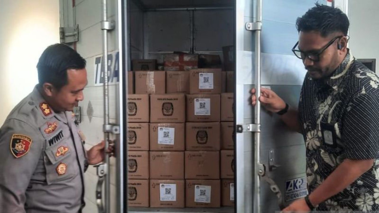 Ketua KPU Kota Semarang Hendry Casandra Gultom (kanan) bersama Wakil Kepala Polrestabes Semarang AKBP Wiwit Ari Wibisono saat mengecek kedatangan logistik tinta untuk Pemilu 2024 di Kota Semarang, Jawa Tengah, Jumat (3/11/2023). (ANTARA/Zuhdiar Laeis)