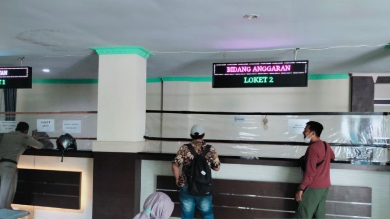 Loket pembayaran pajak daerah, retribusi dan PBB di komplek pekantoran Pemkab Rejang Lebong. ANTARA/dok/Nur Muhamad