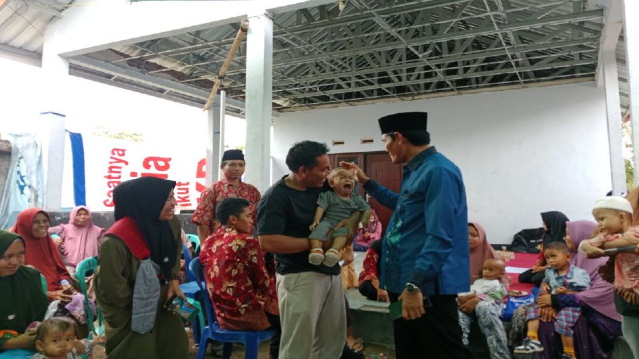 Wakil Bupati Kabupaten Lombok Tengah, Provinsi NTB, HM Nursiah saat memberikan pengarahan pada acara sosialisasi stunting di Desa Jelantik, Kecamatan Jonggat, Selasa (28/11/2023) (ANTARA/Akhyar Rosidi)