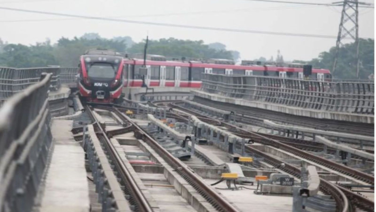 Kereta Lintas Raya Terpadu atau Light Rail Transit (LRT) melintas di jalur LRT Jabodebek Stasiun Cawang, Jakarta, Minggu (27/08/2023). ANTARA FOTO/Reno Esnir/YU