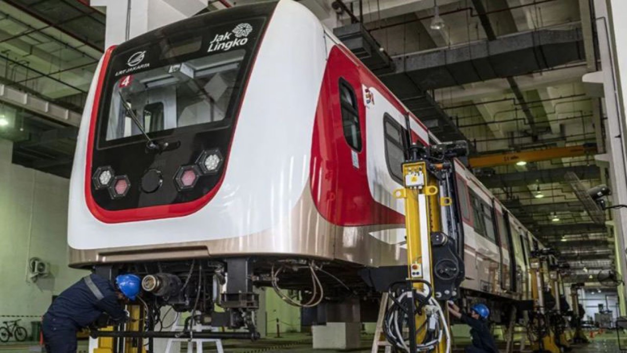 Teknisi melakukan perawatan kereta LRT Jakarta di Depo LRT Jakarta, Pegangsaan Dua, Jakarta, Selasa (17/10/2023). ANTARA FOTO/Aprillio Akbar/rwa/aa